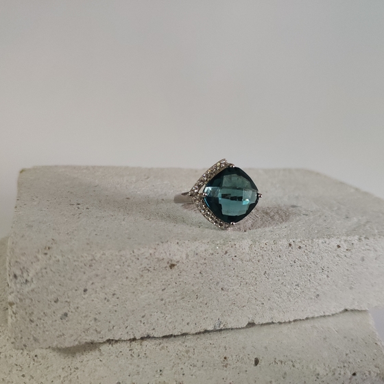 Серебряное кольцо с топазом Лондон Блю 5.541ct