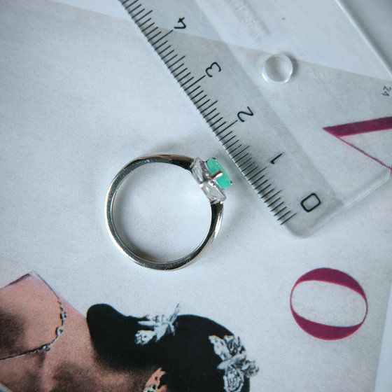 Silver ring with a 1.11-carat emerald