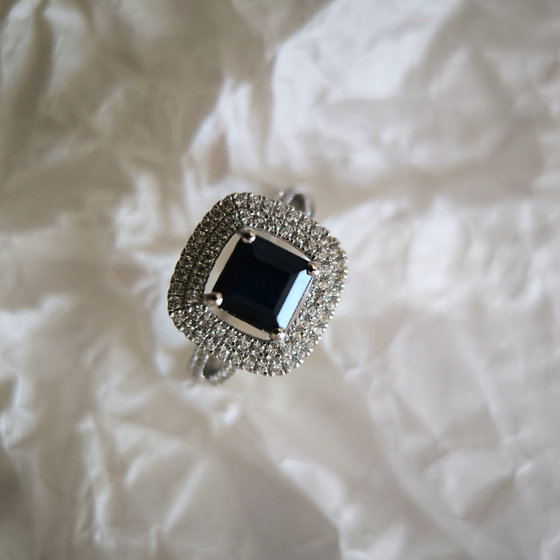 Silver ring with a 3.256ct sapphire and cubic zirconia stones