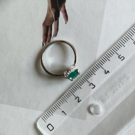 Silver ring with 1.415 ct agate and cubic zirconia