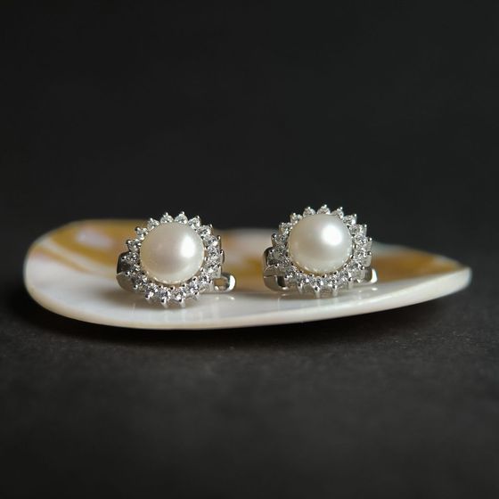 Silver earrings with pearls