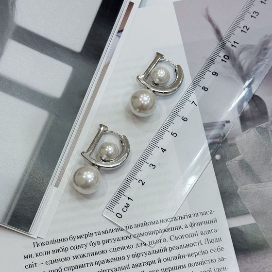 Silver earrings with pearls