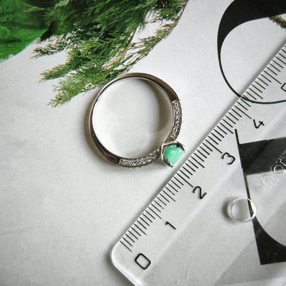 Silver ring with a 1.156-carat emerald