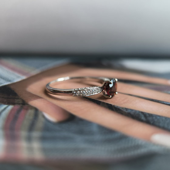Silver ring with a 1.326-carat garnet