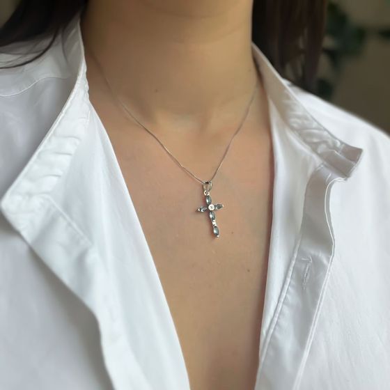 Срібний хрестик з топазом Лондон Блю 2.529ct, фіанітами