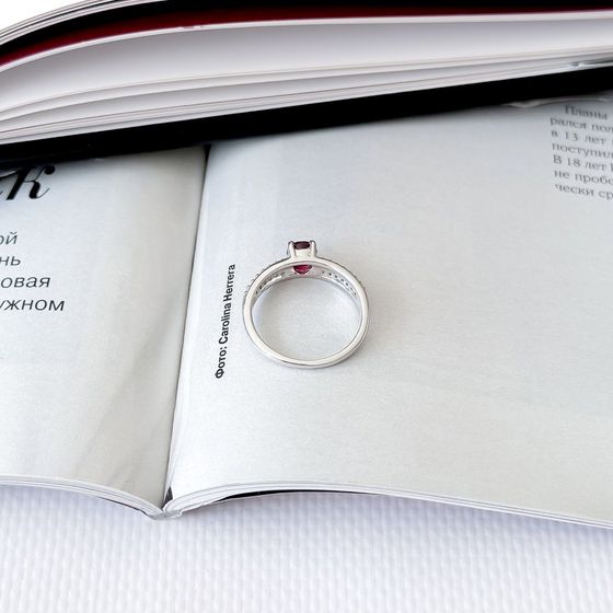 Срібна каблучка з рубіном 0.932ct, фіанітами