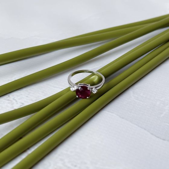Срібна каблучка з рубіном 2.882ct, фіанітами