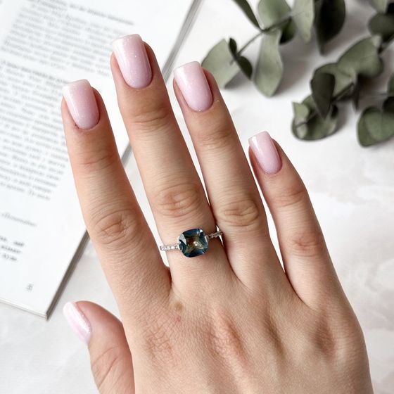 Silver ring with a 5.435-carat mystic topaz
