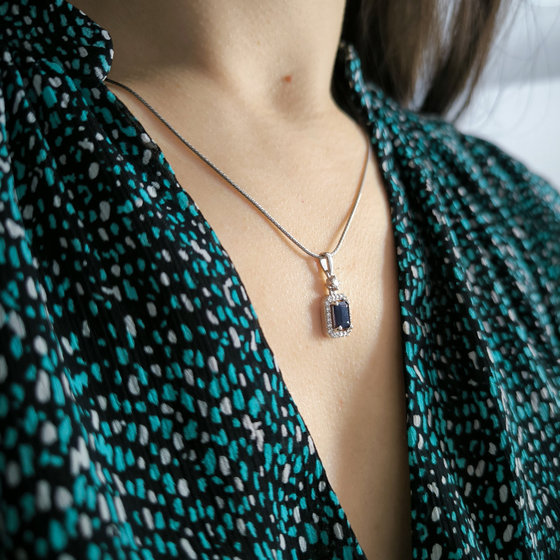 Silver pendant with 5.58ct sapphire, cubic zirconia