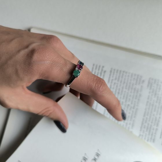 Серебряное кольцо с сапфиром 1.917ct, изумрудом, рубином