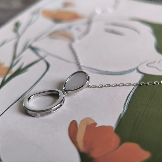 Silver necklace with mother-of-pearl