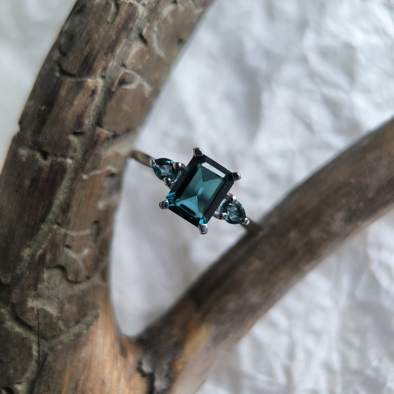 Серебряное кольцо с топазом Лондон Блю 1.647ct