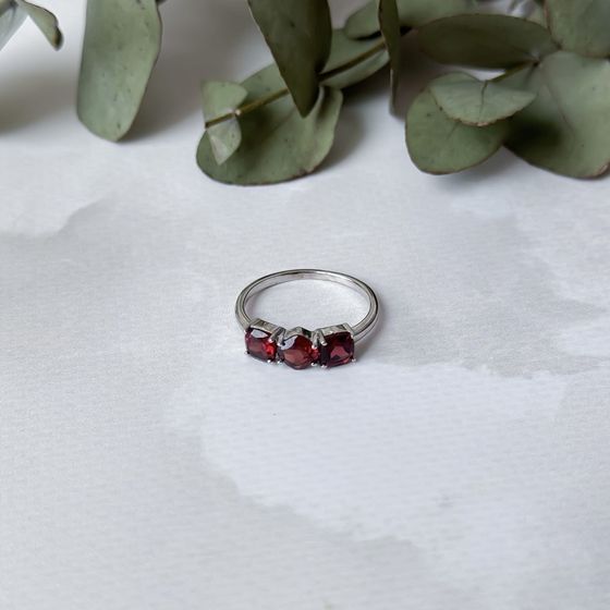 Серебряное кольцо с гранатом 2.242ct