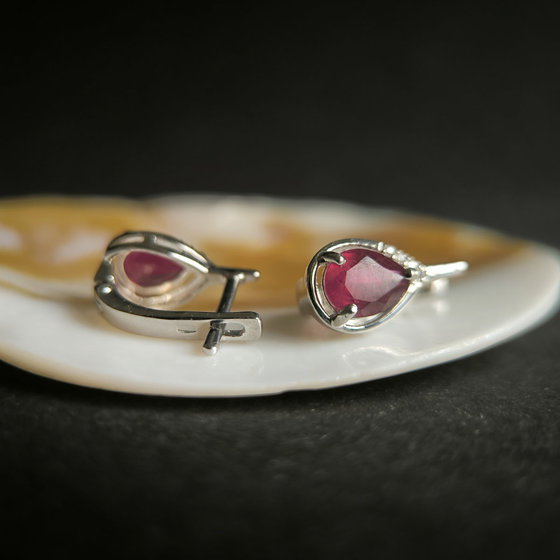 Серебряные серьги с рубином 3.31ct, фианитами