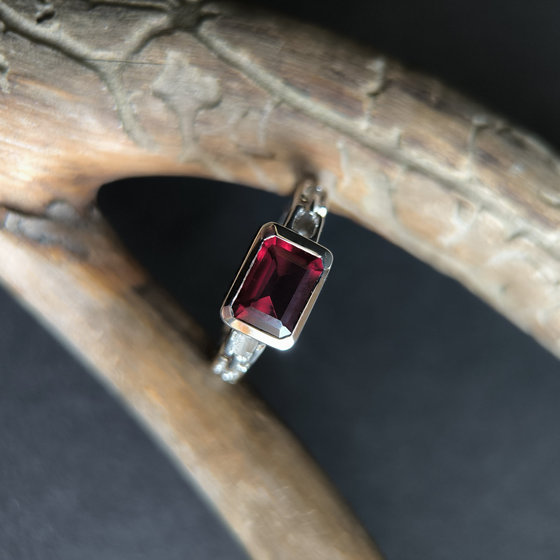Silver ring with a 1.261ct nano garnet