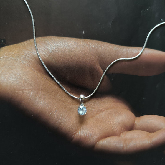Silver pendant with a 0.54-carat topaz