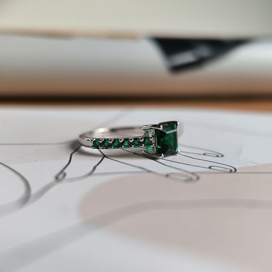 Silver ring with emerald nano