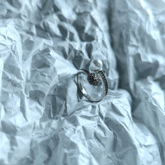 Silver ring with pearls and cubic zirconia