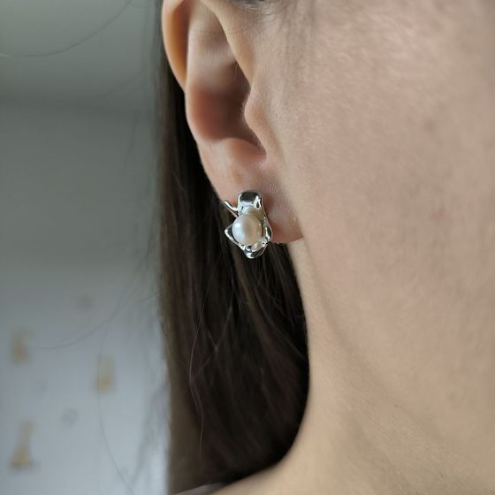 Silver earrings with pearls