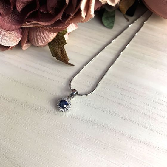 Silver Pendant with a 0.935-carat Sapphire