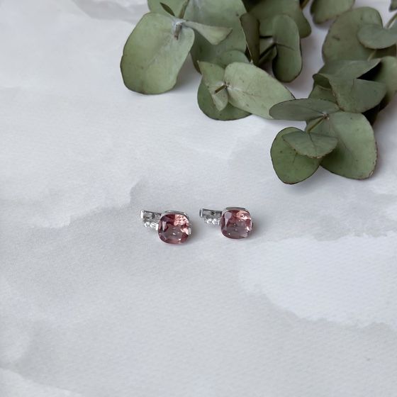 Silver earrings with 5.671 ct of sultanite