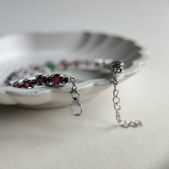 Серебряный браслет с изумрудом 7.303ct, рубином, сапфиром