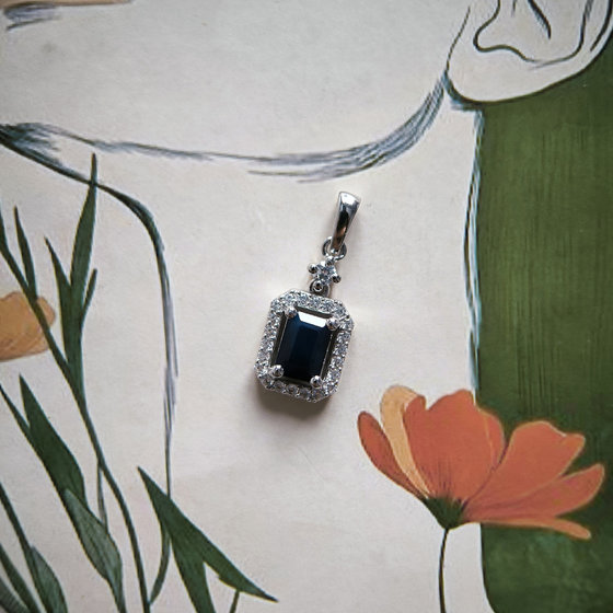 Silver pendant with 5.58ct sapphire, cubic zirconia
