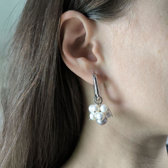 Silver earrings with pearls