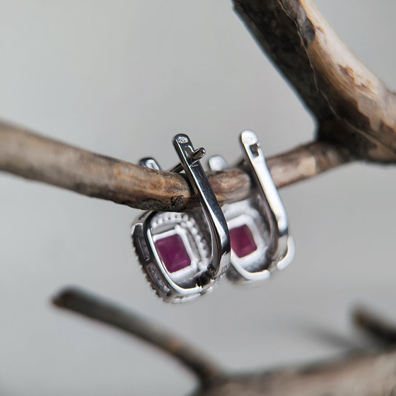 Срібні сережки з рубіном 6.342ct, фіанітами