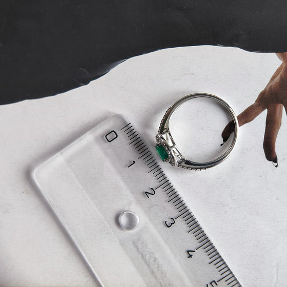 Silver ring with 1.134 carats of agate and cubic zirconia