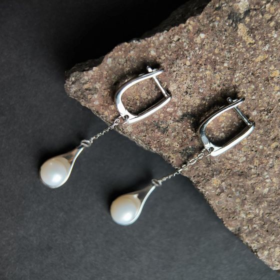 Silver earrings with pearls
