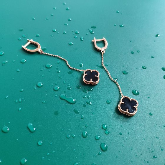 Gold earrings with onyx