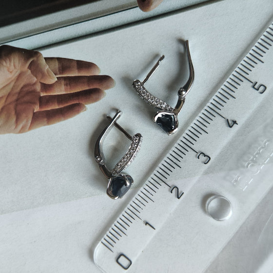 Silver Earrings with a 2.622-carat Sapphire