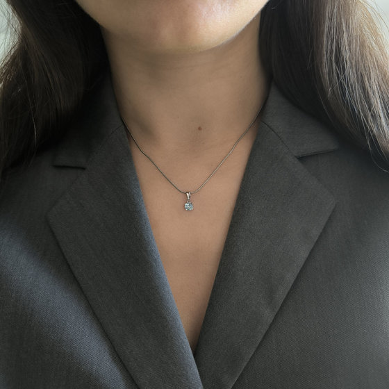 Silver pendant with a 0.54-carat topaz