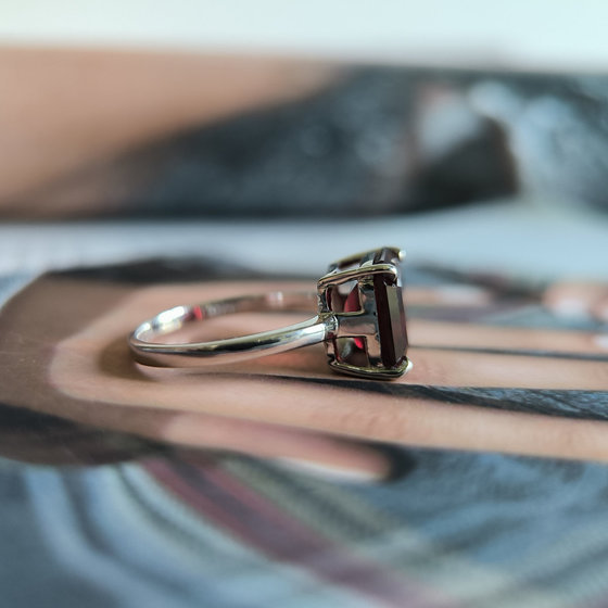 Silver ring with a 3.913ct nano garnet