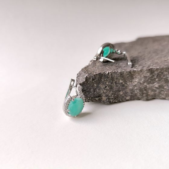 Срібні сережки зі смарагдом 6.075ct, фіанітами