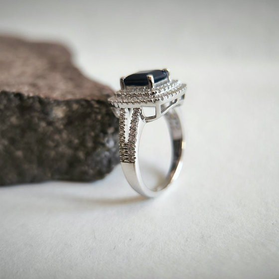 Silver ring with a 3.256ct sapphire and cubic zirconia stones