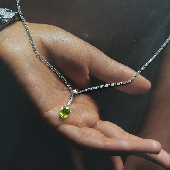 Silver pendant with a 1.755-carat chrysolite