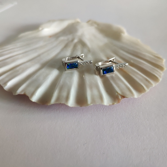 Silver earrings with a 0.498-carat opal