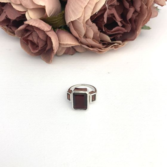 Серебряное кольцо с гранатом 7.265ct