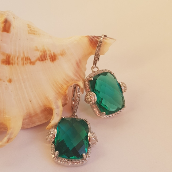 Silver earrings with emerald nano