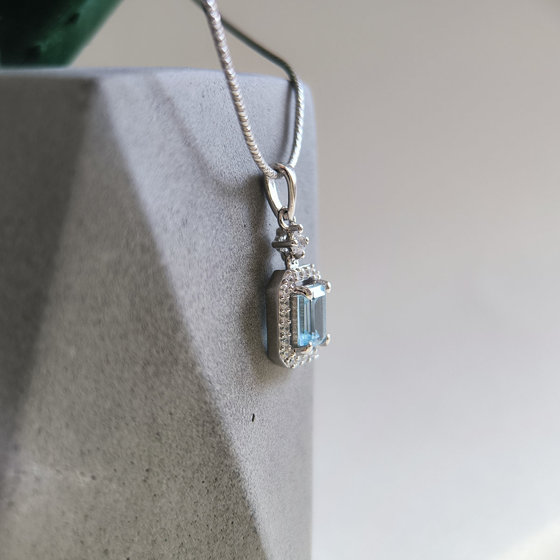 Срібна підвіска з топазом 1.768ct, фіанітами