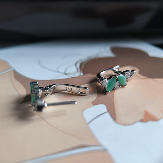 Silver earrings with emerald 1.642ct