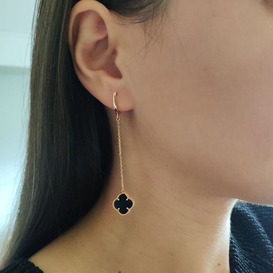 Gold earrings with onyx