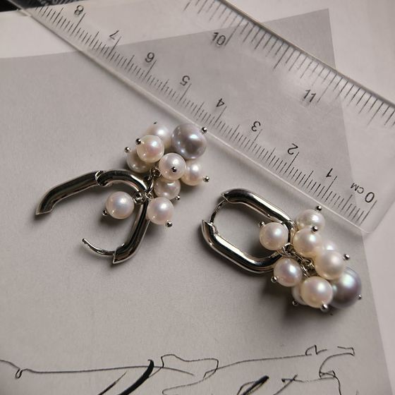 Silver earrings with pearls