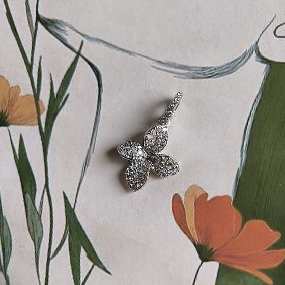 Silver pendant with phianites