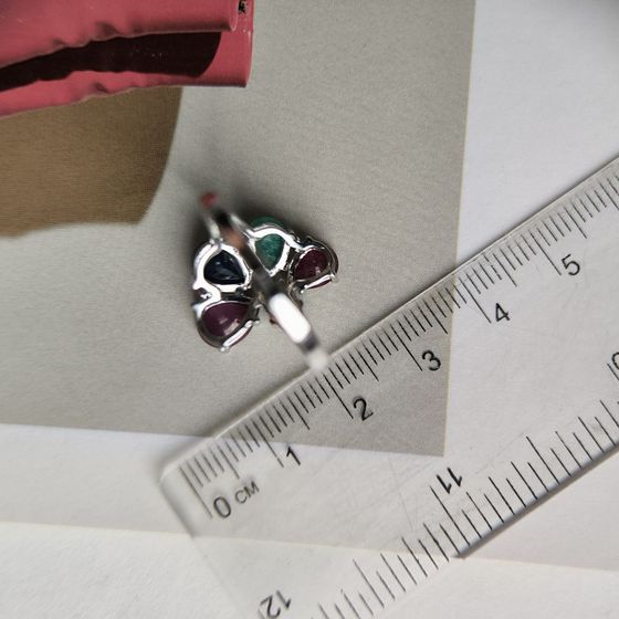 Срібна каблучка із сапфіром 1.917ct, смарагдом, рубіном