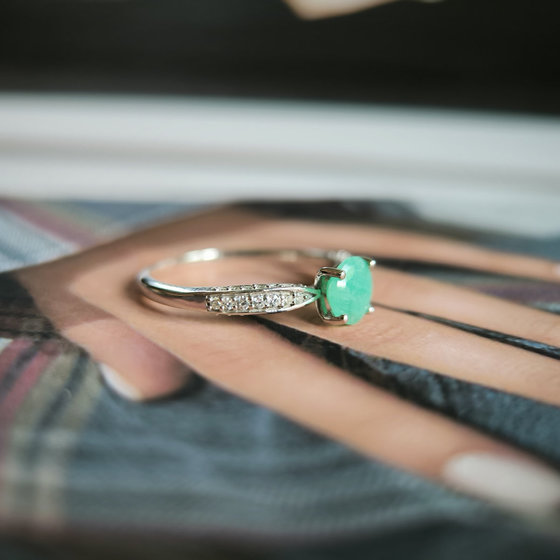 Silver ring with a 1.156-carat emerald