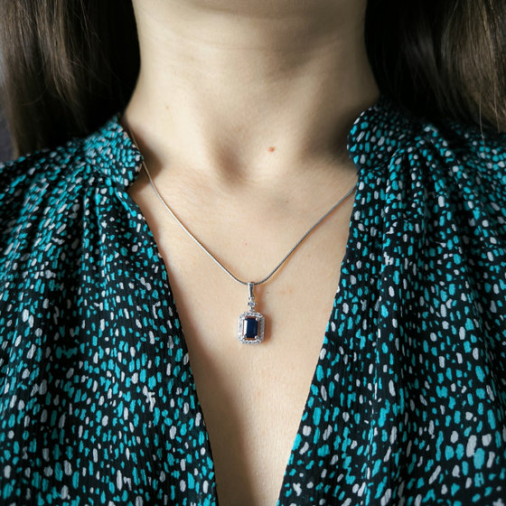 Silver pendant with 5.58ct sapphire, cubic zirconia