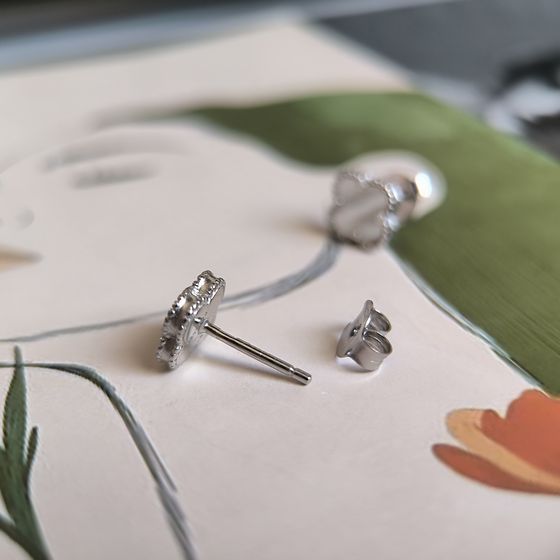 Silver earrings with mother-of-pearl